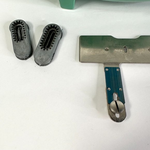 Singer Buttonholer in Case with Cams - Picture 6 of 16